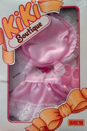 Boîte de la tenue Kiki Boutique robe rose satin