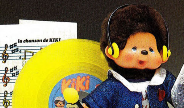 Kiki écoute la musique avec son casque, devant son disque vinyle jaune
